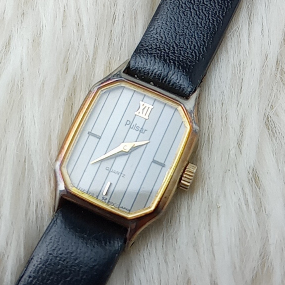 Ladies pulsar square face wrist watch